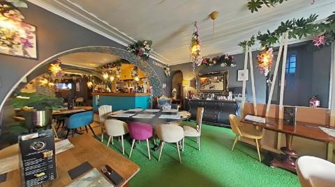 Restaurante Equipado e Pronto a Operar com Decoração Única!