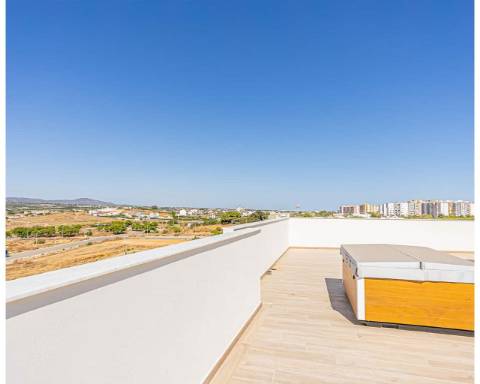 Apartamento T4 Duplex - LUX GARDEN