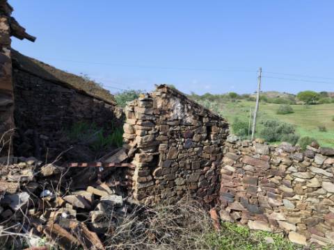 MORADIA DE ALDEIA EM RUINA - COM LOGADOURO - MONTE DOS MATOS - CASTRO MARIM - ALGARVE
