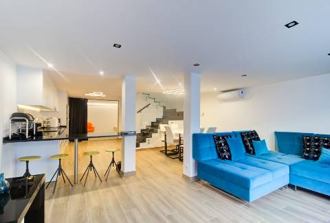 Andar de Moradia Dúplex T3+1 Renovado com Excelência - A 900m da Praia da Manta Rota