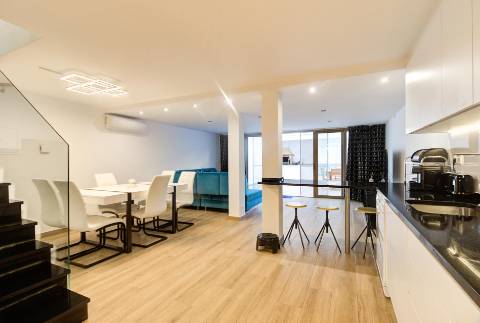 Andar de Moradia Dúplex T3+1 Renovado com Excelência - A 900m da Praia da Manta Rota