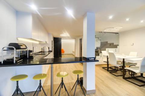 Andar de Moradia Dúplex T3+1 Renovado com Excelência - A 900m da Praia da Manta Rota