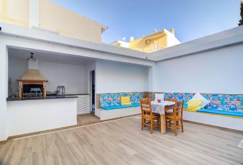 Andar de Moradia Dúplex T3+1 Renovado com Excelência - A 900m da Praia da Manta Rota