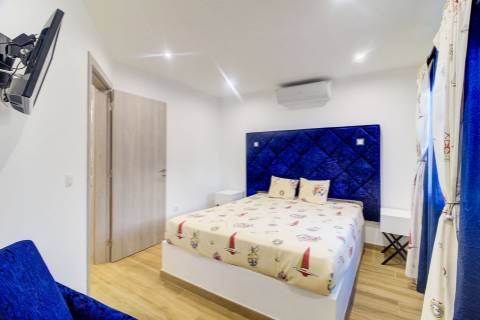 Andar de Moradia Dúplex T3+1 Renovado com Excelência - A 900m da Praia da Manta Rota