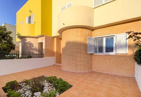 Andar de Moradia Dúplex T3+1 Renovado com Excelência - A 900m da Praia da Manta Rota