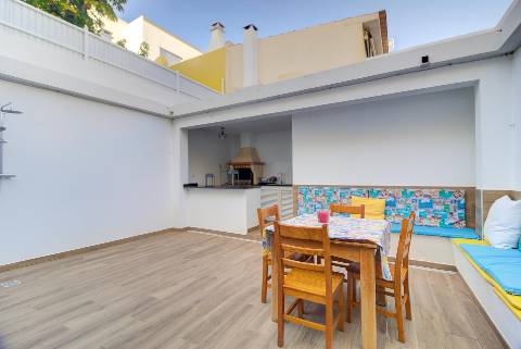 Andar de Moradia Dúplex T3+1 Renovado com Excelência - A 900m da Praia da Manta Rota