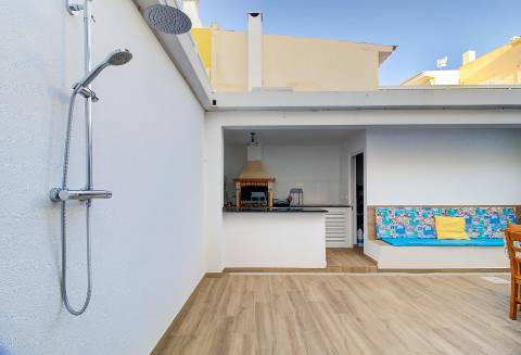 Andar de Moradia Dúplex T3+1 Renovado com Excelência - A 900m da Praia da Manta Rota