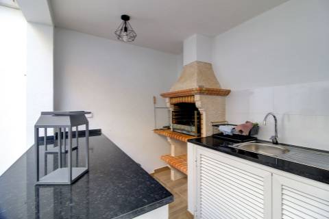 Andar de Moradia Dúplex T3+1 Renovado com Excelência - A 900m da Praia da Manta Rota