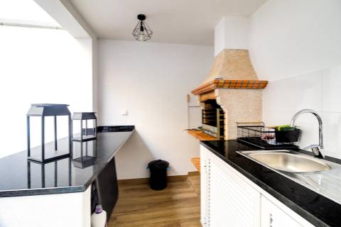 Andar de Moradia Dúplex T3+1 Renovado com Excelência - A 900m da Praia da Manta Rota