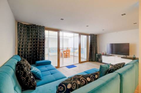 Andar de Moradia Dúplex T3+1 Renovado com Excelência - A 900m da Praia da Manta Rota