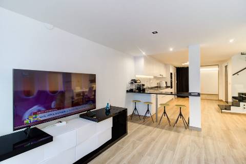 Andar de Moradia Dúplex T3+1 Renovado com Excelência - A 900m da Praia da Manta Rota