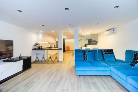 Andar de Moradia Dúplex T3+1 Renovado com Excelência - A 900m da Praia da Manta Rota