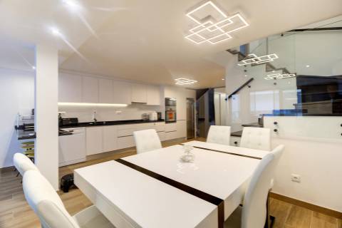 Andar de Moradia Dúplex T3+1 Renovado com Excelência - A 900m da Praia da Manta Rota