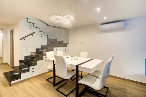 Andar de Moradia Dúplex T3+1 Renovado com Excelência - A 900m da Praia da Manta Rota