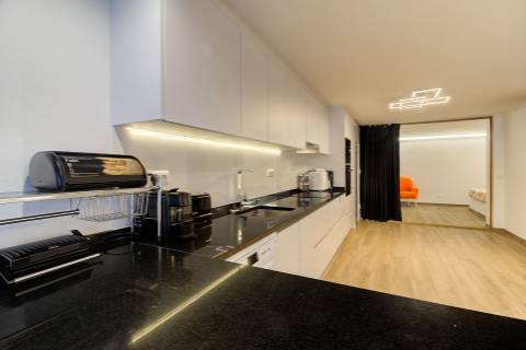 Andar de Moradia Dúplex T3+1 Renovado com Excelência - A 900m da Praia da Manta Rota