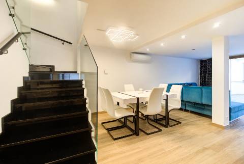 Andar de Moradia Dúplex T3+1 Renovado com Excelência - A 900m da Praia da Manta Rota