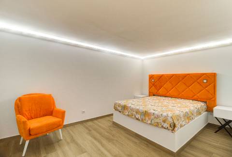 Andar de Moradia Dúplex T3+1 Renovado com Excelência - A 900m da Praia da Manta Rota