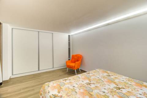 Andar de Moradia Dúplex T3+1 Renovado com Excelência - A 900m da Praia da Manta Rota