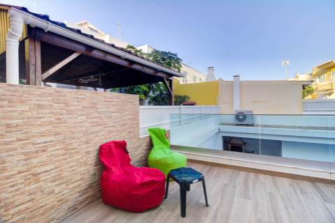 Andar de Moradia Dúplex T3+1 Renovado com Excelência - A 900m da Praia da Manta Rota