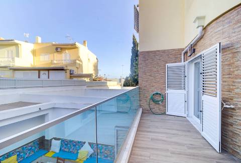 Andar de Moradia Dúplex T3+1 Renovado com Excelência - A 900m da Praia da Manta Rota