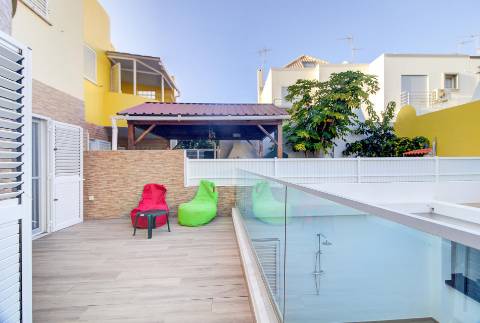 Andar de Moradia Dúplex T3+1 Renovado com Excelência - A 900m da Praia da Manta Rota