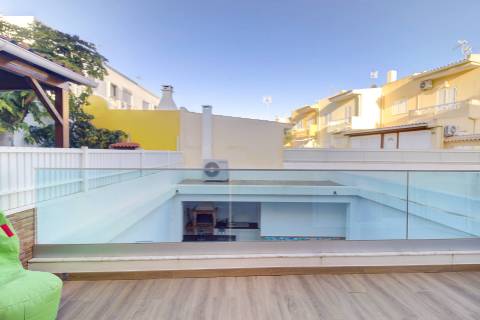 Andar de Moradia Dúplex T3+1 Renovado com Excelência - A 900m da Praia da Manta Rota