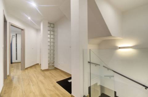 Andar de Moradia Dúplex T3+1 Renovado com Excelência - A 900m da Praia da Manta Rota