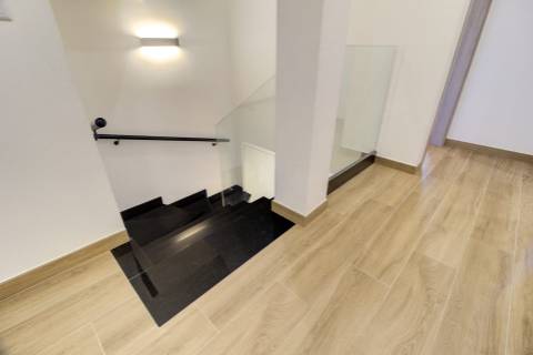 Andar de Moradia Dúplex T3+1 Renovado com Excelência - A 900m da Praia da Manta Rota