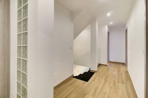 Andar de Moradia Dúplex T3+1 Renovado com Excelência - A 900m da Praia da Manta Rota