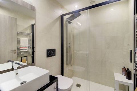 Andar de Moradia Dúplex T3+1 Renovado com Excelência - A 900m da Praia da Manta Rota