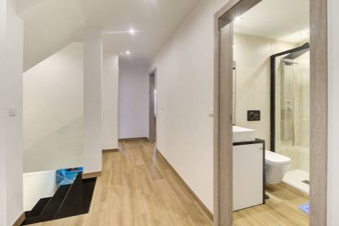 Andar de Moradia Dúplex T3+1 Renovado com Excelência - A 900m da Praia da Manta Rota