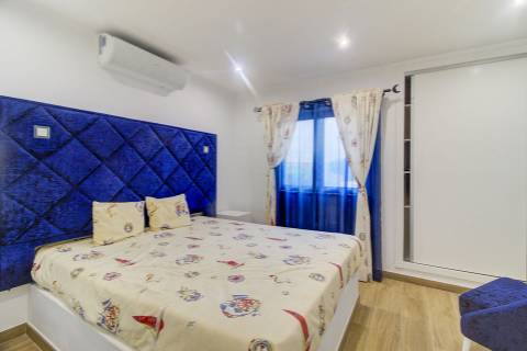 Andar de Moradia Dúplex T3+1 Renovado com Excelência - A 900m da Praia da Manta Rota