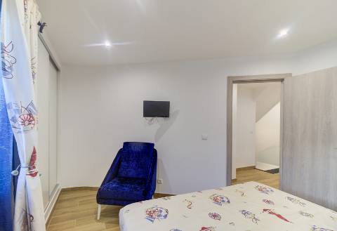 Andar de Moradia Dúplex T3+1 Renovado com Excelência - A 900m da Praia da Manta Rota