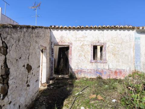 MORADIA DE ALDEIA - EM RUINAS - PARA DEMOLIR OU RECONSTRUIR - COM TERRENO DE 143 M2 - MONTE DOS MATOS - CASTRO MARIM - ALGARVE