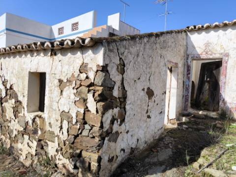 MORADIA DE ALDEIA - EM RUINAS - PARA DEMOLIR OU RECONSTRUIR - COM TERRENO DE 143 M2 - MONTE DOS MATOS - CASTRO MARIM - ALGARVE