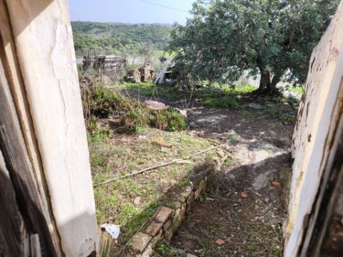 MORADIA DE ALDEIA - EM RUINAS - PARA DEMOLIR OU RECONSTRUIR - COM TERRENO DE 143 M2 - MONTE DOS MATOS - CASTRO MARIM - ALGARVE
