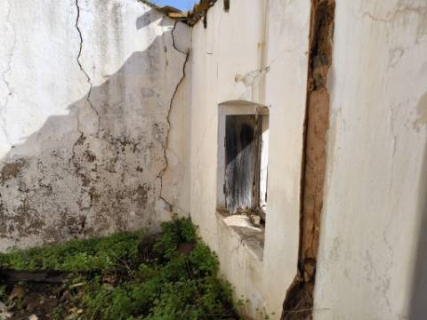 MORADIA DE ALDEIA - EM RUINAS - PARA DEMOLIR OU RECONSTRUIR - COM TERRENO DE 143 M2 - MONTE DOS MATOS - CASTRO MARIM - ALGARVE