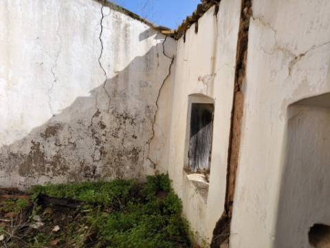 MORADIA DE ALDEIA - EM RUINAS - PARA DEMOLIR OU RECONSTRUIR - COM TERRENO DE 143 M2 - MONTE DOS MATOS - CASTRO MARIM - ALGARVE