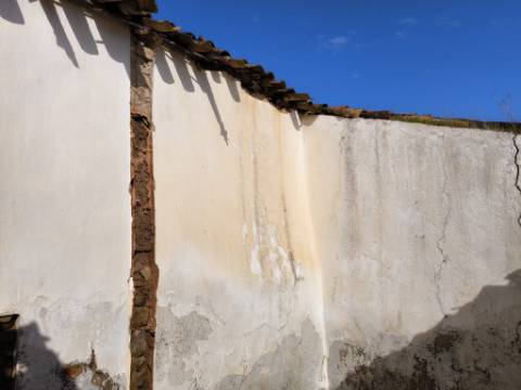 MORADIA DE ALDEIA - EM RUINAS - PARA DEMOLIR OU RECONSTRUIR - COM TERRENO DE 143 M2 - MONTE DOS MATOS - CASTRO MARIM - ALGARVE