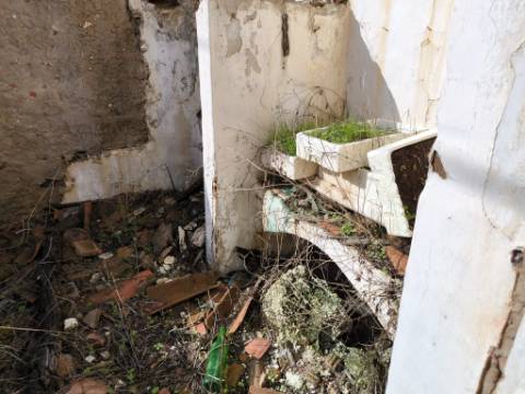 MORADIA DE ALDEIA - EM RUINAS - PARA DEMOLIR OU RECONSTRUIR - COM TERRENO DE 143 M2 - MONTE DOS MATOS - CASTRO MARIM - ALGARVE