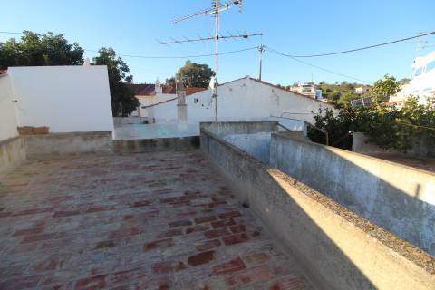 Moradia com garagem e espaço exterior no Monte Francisco