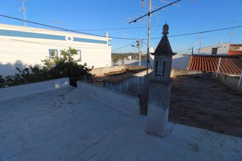 Moradia com garagem e espaço exterior no Monte Francisco