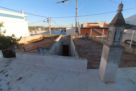 Moradia com garagem e espaço exterior no Monte Francisco