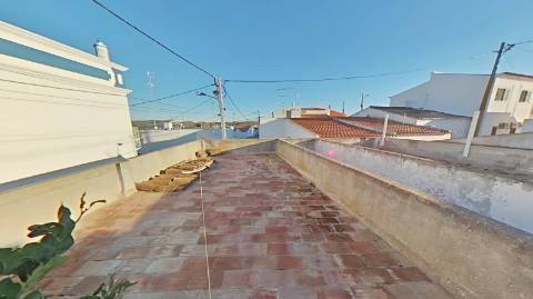 Moradia com garagem e espaço exterior no Monte Francisco