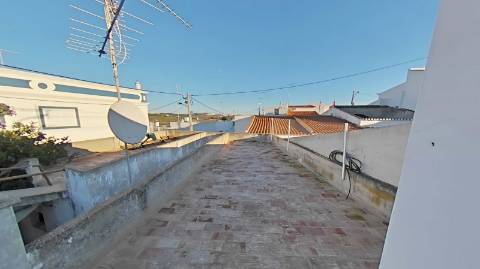 Moradia com garagem e espaço exterior no Monte Francisco