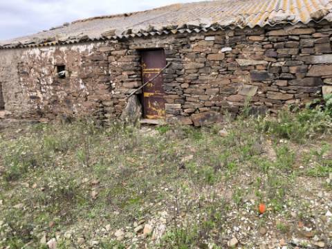 PROPRIEDADE COMPOSTA POR DUAS RUÍNAS - ÁREA TOTAL DE 249 M2 - VISTA MAR EM VALE DE EBROS - TAVIRA