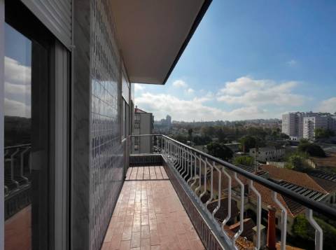 Apartamento T3 junto da Avenida de Uruguai a 100 metros da Junta de Freguesia de Benfica em excelente localização a 10 minutos a pé do Hospital da Luz e do Centro Comercial Colombo, totalmente remodelado.