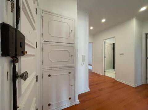 Apartamento T3 junto da Avenida de Uruguai a 100 metros da Junta de Freguesia de Benfica em excelente localização a 10 minutos a pé do Hospital da Luz e do Centro Comercial Colombo, totalmente remodelado.