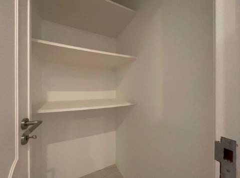 Apartamento T3 junto da Avenida de Uruguai a 100 metros da Junta de Freguesia de Benfica em excelente localização a 10 minutos a pé do Hospital da Luz e do Centro Comercial Colombo, totalmente remodelado.