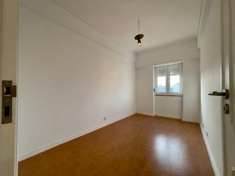 Apartamento T3 junto da Avenida de Uruguai a 100 metros da Junta de Freguesia de Benfica em excelente localização a 10 minutos a pé do Hospital da Luz e do Centro Comercial Colombo, totalmente remodelado.